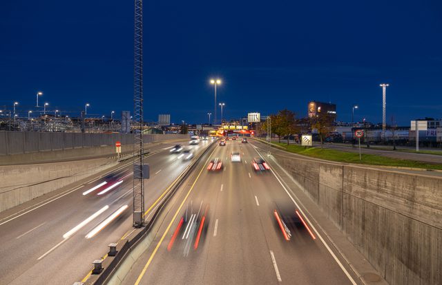 biler som kjører på motorveien i mørket. Kommer ut av operatunnelen.