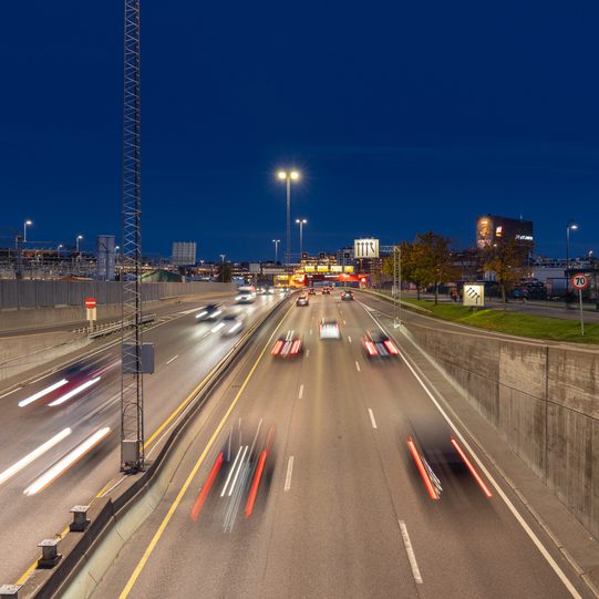 biler som kjører på motorvei i mørket på vinteren