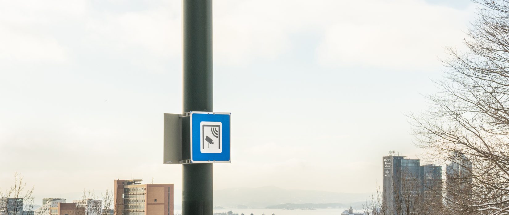 bilde av et skilt som viser at du kommer til en bomstasjon.