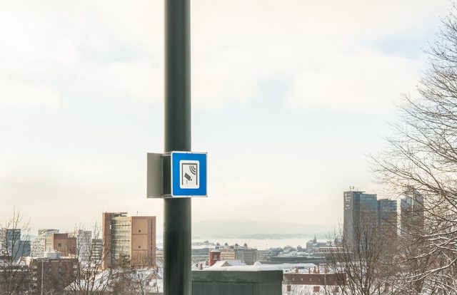 bilde av et skilt som viser at du kommer til en bomstasjon.