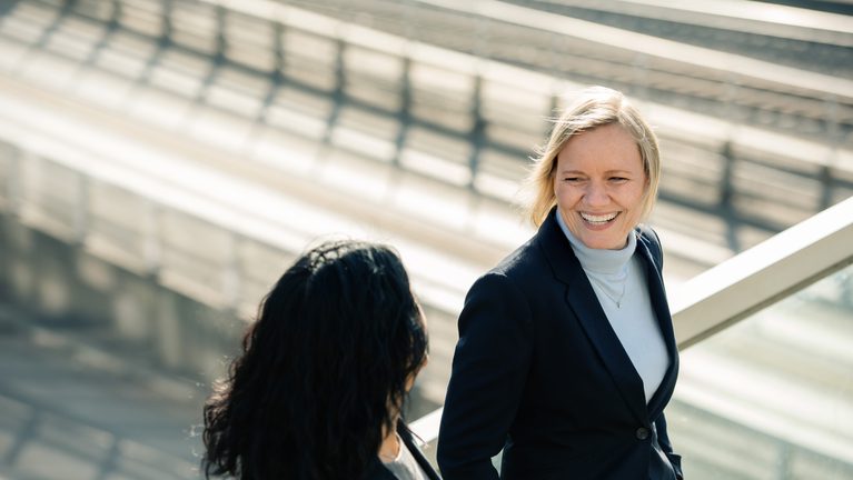 Bilde av to kvinner som snakker sammen
